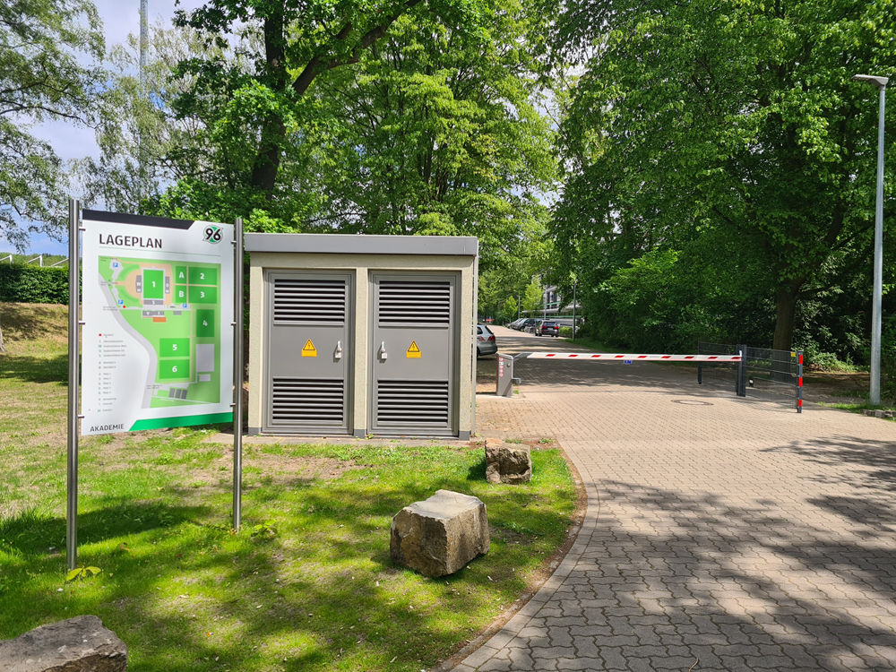 Nummernschilderkennung steuert Schranke
