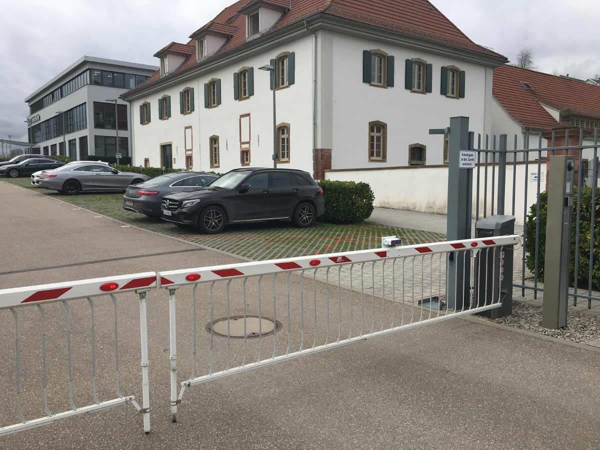 Schranke mit Hängegitter
